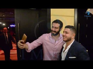 حفله الاهرام |  شاهد محمد فراج للمعجبين اللى بيتصوروا معاة: أنا عاوز أمشي !