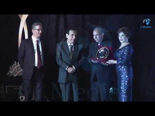 حفله الاهرام | شاهد لحظة صعود "لبلبة" بفستان رائع جداً لأستلام الجائزة!