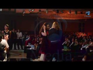 حفله الاهرام | مسخرة .. لطيفة لاتجد مكان تجلس فية بعد تسلمها الجائزة ورجوعها لمكانها!