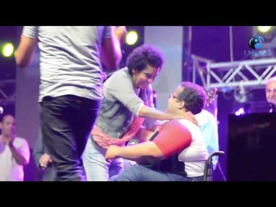 حفلة محمد منير |  في مشهد ولا أروع محمد منير لأحد متحدي الأعاقة ع المسرح: أنا فخور بيك!