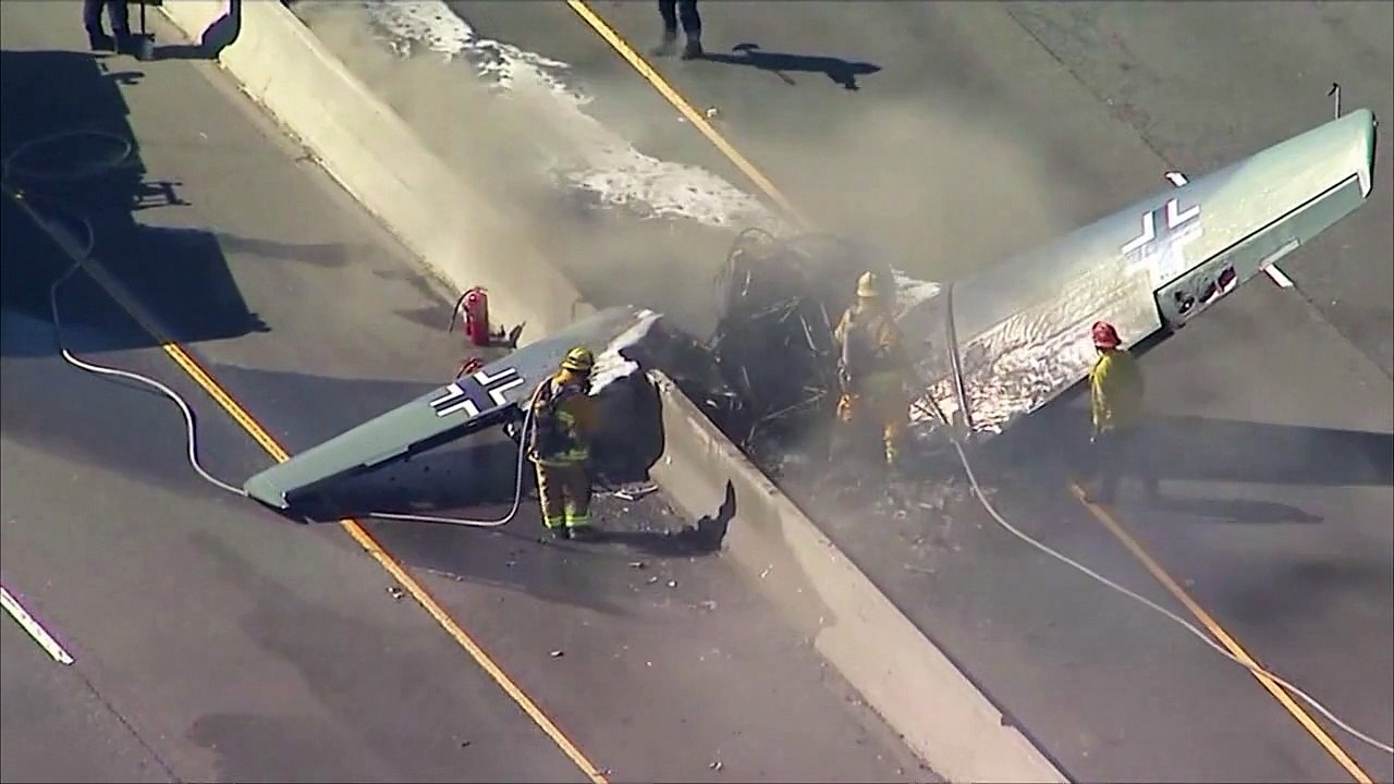 Un avión usado en la Segunda Guerra Mundial aterriza en la autopista de California