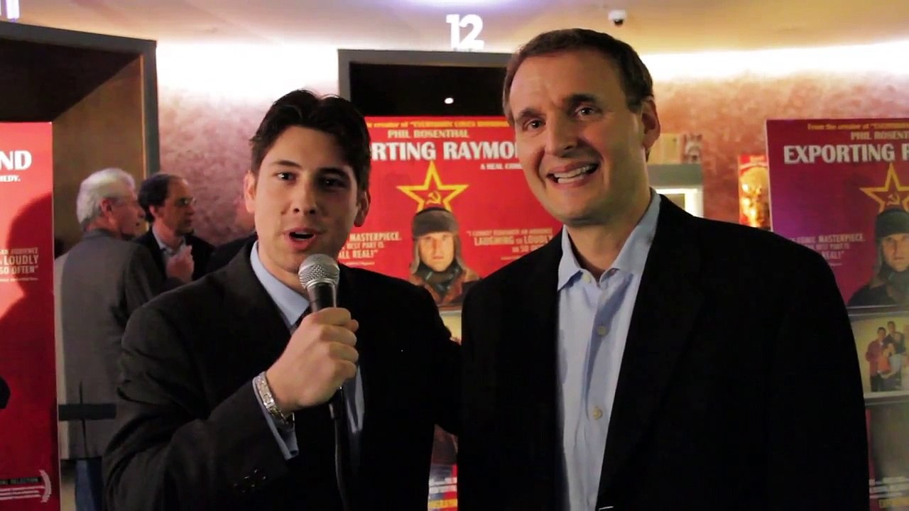 Brad Garrett jokes about Ray on the red carpet