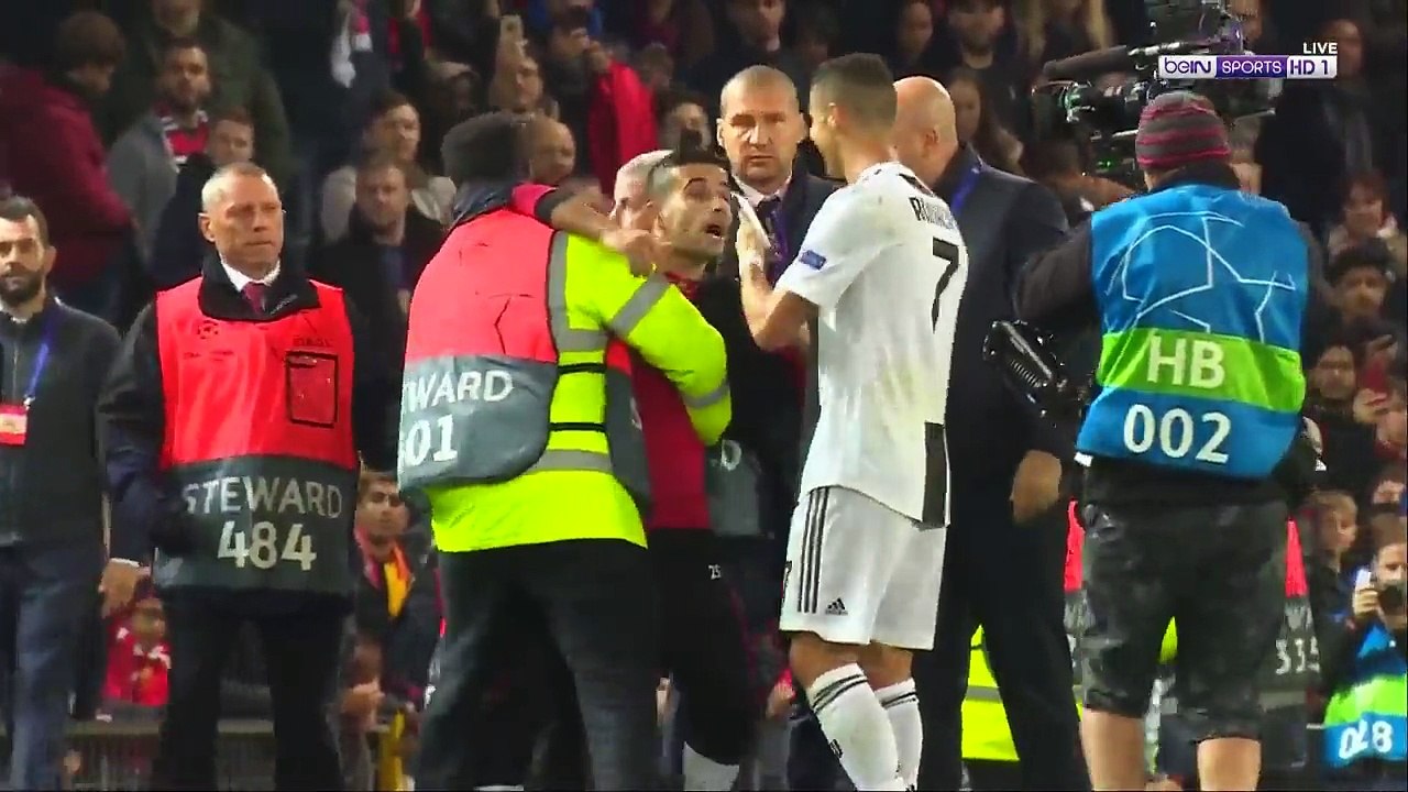 Ronaldo tira "selfie" com adepto que invadiu o campo