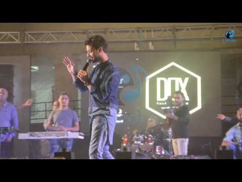 حفل أحمد جمال | شاهد أحمد جمال بيرحب بالحاضرين: أنا أول مرة أغني هنا على فكرة!