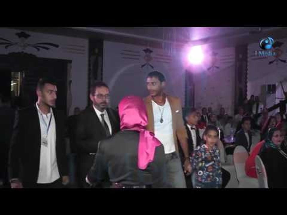 مهرجان الحياة بورسعيد |  شاهد لحظة دخول الفنانة حنان شوقي بلوك غريب جداً مع الفنان كمال أبو رية!