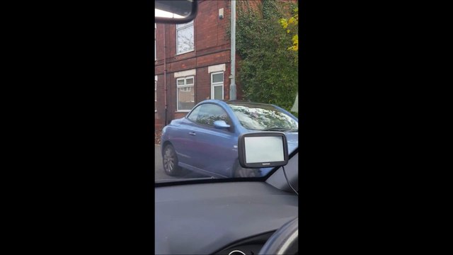 Elle filme un homme qui semble sans tête marcher tranquillement dans la rue