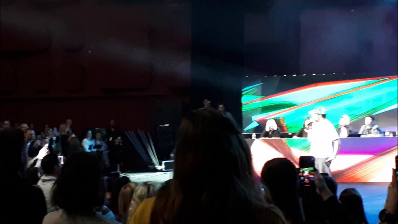 Amir chante "Longtemps" en direct du Palais de la musique et des congrès de Strasbourg dans l'émission de radio "Virgin Tonic"