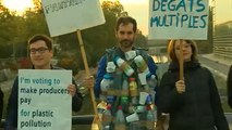 Varios eurodiputados han protestado contra la contaminación de los residuos plásticos