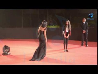 ختام مهرجان القاهرة السينمائي | إنجي المقدم سابت الحفل وعمالة تتصور بفستانها الطويل قوي !