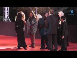 افتتاح مهرجان القاهره السينمائي |  إنجي علي تعترض عائلة "محجبة" داخلين المهرجات ياترى لية!