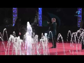 افتتاح مهرجان القاهره السينمائي | واحد بيصور مراتة بالموبايل جنب نافورة المهرجان!