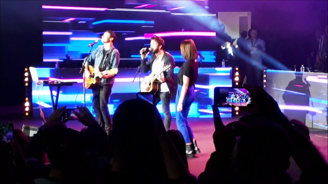 Le duo Diva Faune et la chanteuse Léa Paci chantent "Get up" en direct du Palais de la musique et des congrès de Strasbourg dans l'émission de radio "Virgin Tonic"