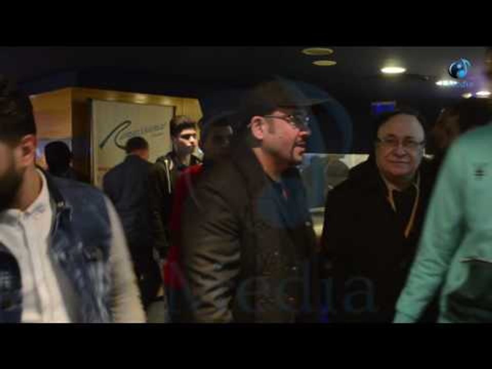 العرض الخاص لفيلم فين قلبى |  شاهد هشام عباس يتعرض لموقف محرج مع واحد طويل جة يتصور معاة!