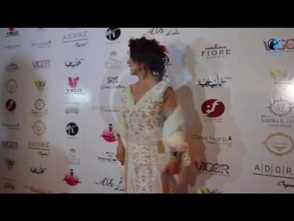 عرض أزياء الشتاء 2017 | شاهد فستان مادلين طبر الشيفون الشفاف الى باين منة كل شىء شوف الى ف رجلها!!