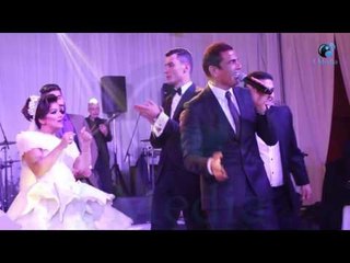 شوف المعجبين بيعملو ايه مع عمرو دياب فى فرح