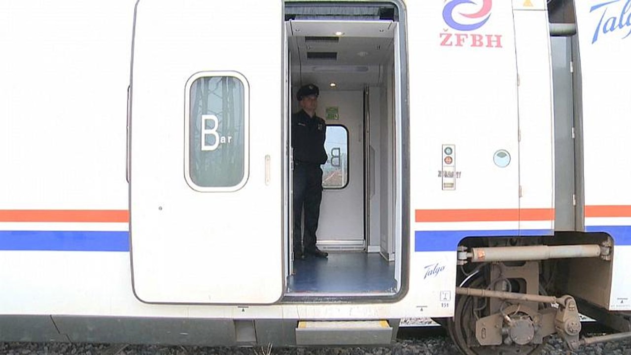 Aussteigen verboten: bosnische Polizei setzt Migranten in Zug fest