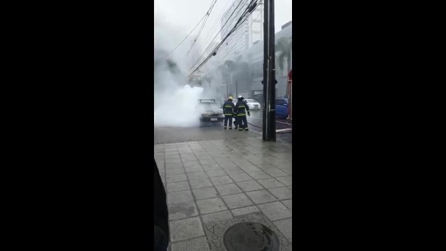 Carro pega fogo em frente a shopping de Curitiba