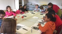 Ils dessinent leur portait lors d’un atelier d’arts plastiques