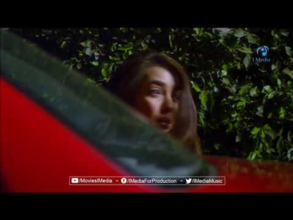 بتجرى بقميص النوم في الشارع