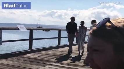 Video- Prince Harry and Meghan walk hand-in-hand on Fraser Island - Daily Mail Online