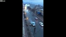 Cette voiture est touchée par un éclair en roulant en plein orage !