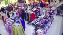 Kocaeli Mağazalarda Kadınların Çantasından Para Çalan Hırsız Yakalandı