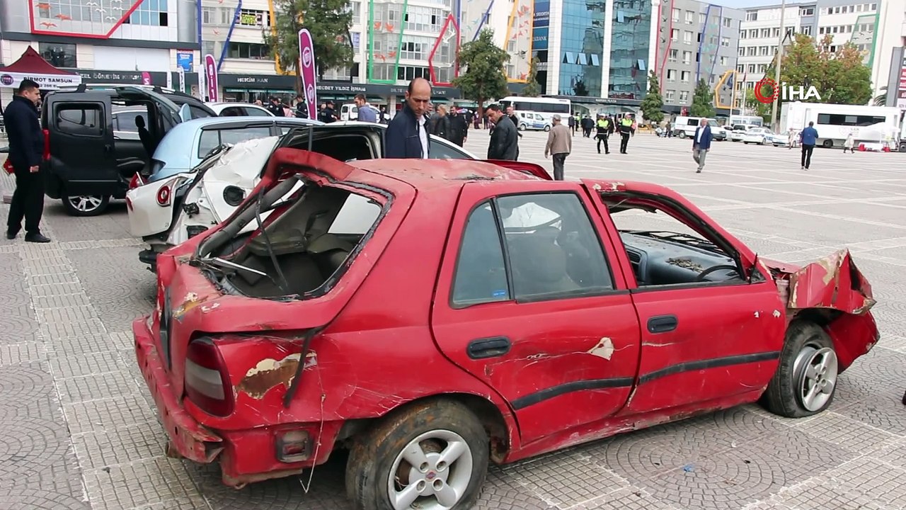 Pert olmuş araçlarla vatandaşa trafik kuralları mesajı