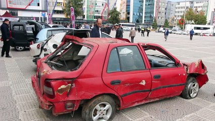 Pert olmuş araçlarla vatandaşa trafik kuralları mesajı