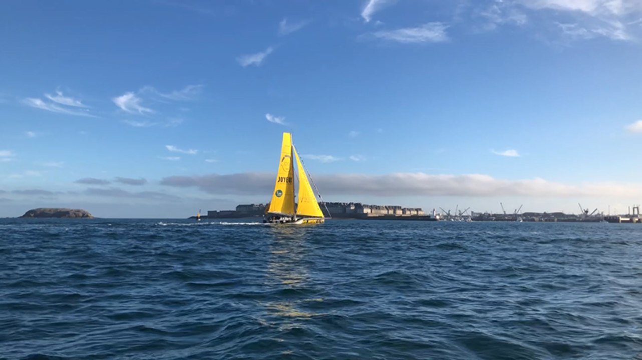 Le passage des écluses avec le bateau Café Joyeux