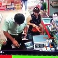 Markette Hırsızlık Yapan dayı kameralara yakalandı.