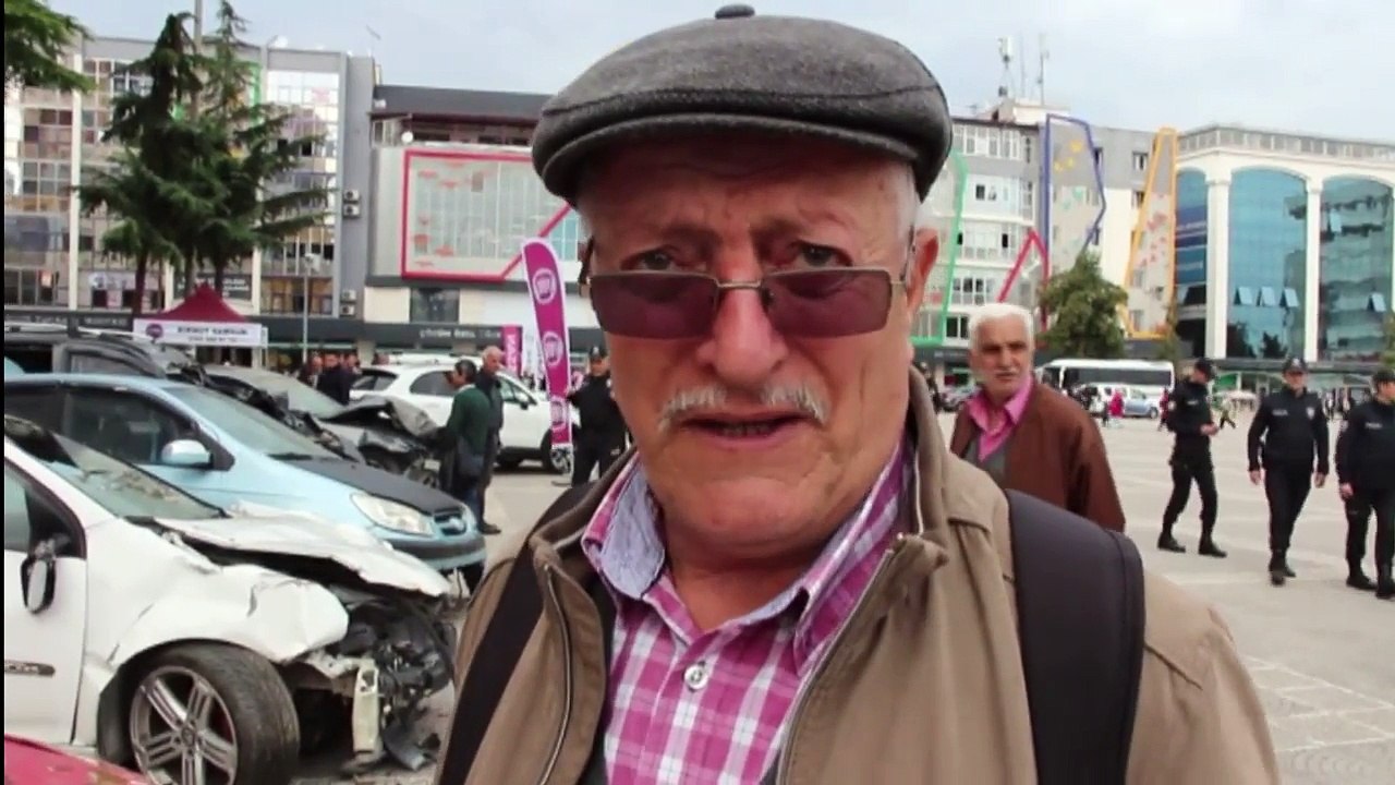 Pert Olmuş Araçlarla Vatandaşa Trafik Kuralları Mesajı