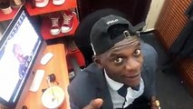 Jaaw Ketchup doit vraiment en avoir marre de Maman Zeuzeul qui ne cesse de se plaindre que Bass Thioung lui ait volé sa chanson. Une critique à mourir de rire d