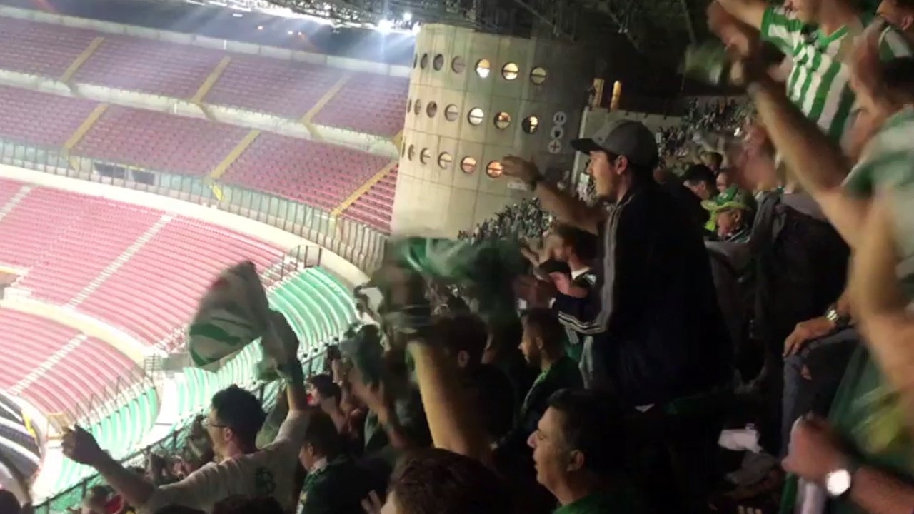La afición del Betis canta en San Sirio tras la victoria ante el Milan: "Yo quiero un Betis campeón"