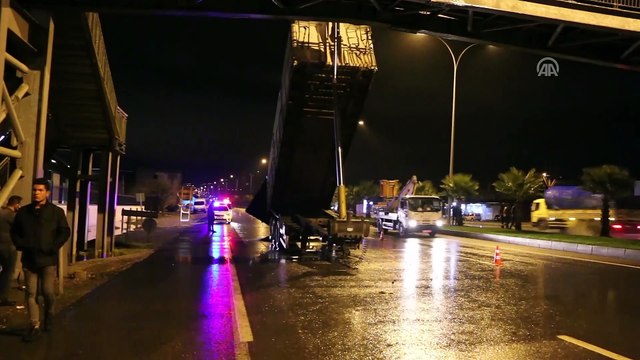 Damperi açılan tır, üst geçide çarptı - KAHRAMANMARAŞ