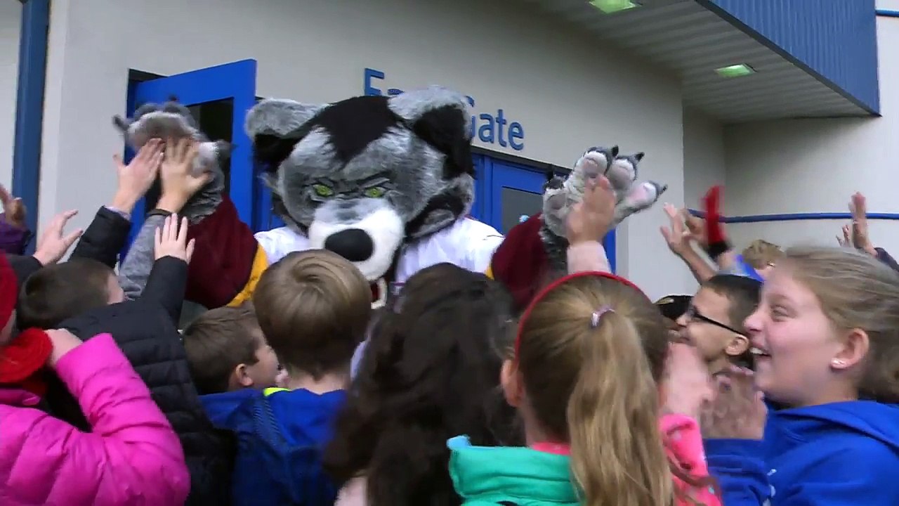 Wolves wow School-Day crowd