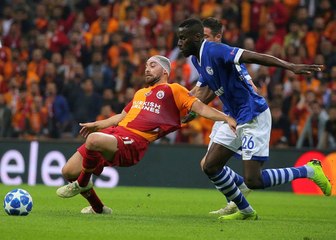 Schalke 04 Maçında Oyundan Alınan Sinan Gümüş, Galatasaray Yardımcı Antrenörlerine Tepki Gösterdi