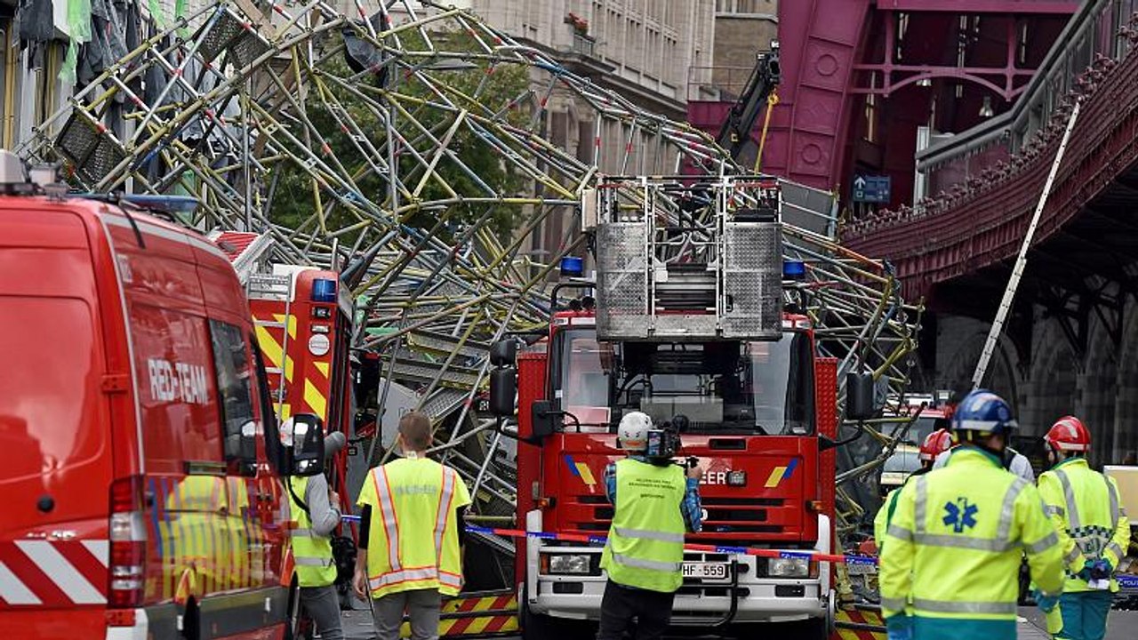 Ein Toter und ein Verletzter bei Gerüst-Einsturz (Video)