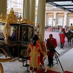 لحظة وصول ملك #هولندا وقرينته إلى #قصر_باكنجهام!