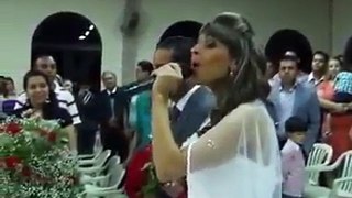 Com vozeirão_ noiva entra cantando em casamento
