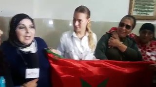 فريدة تزور دار المسنين في المغرب وتحمل العلم المغربي مع الزغاريد والتصفيقات