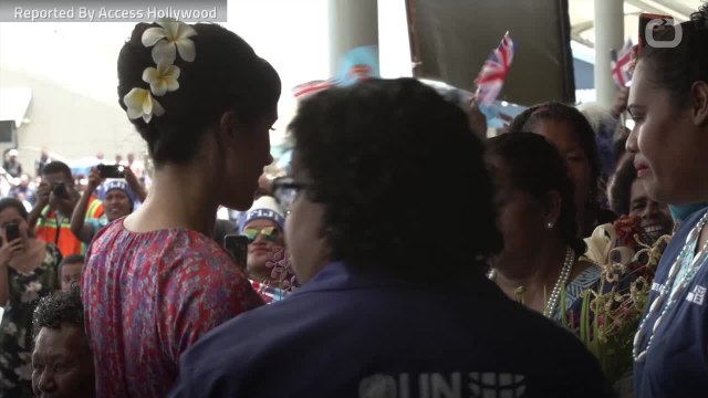 Huge Crowds, Meghan Markle Dashes Out Of Fiji Market