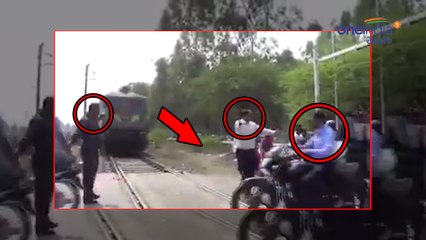 Rail Stopped For vehicles  రైల్వే ట్రాక్ పై ప్రజల అశ్రద్ధ