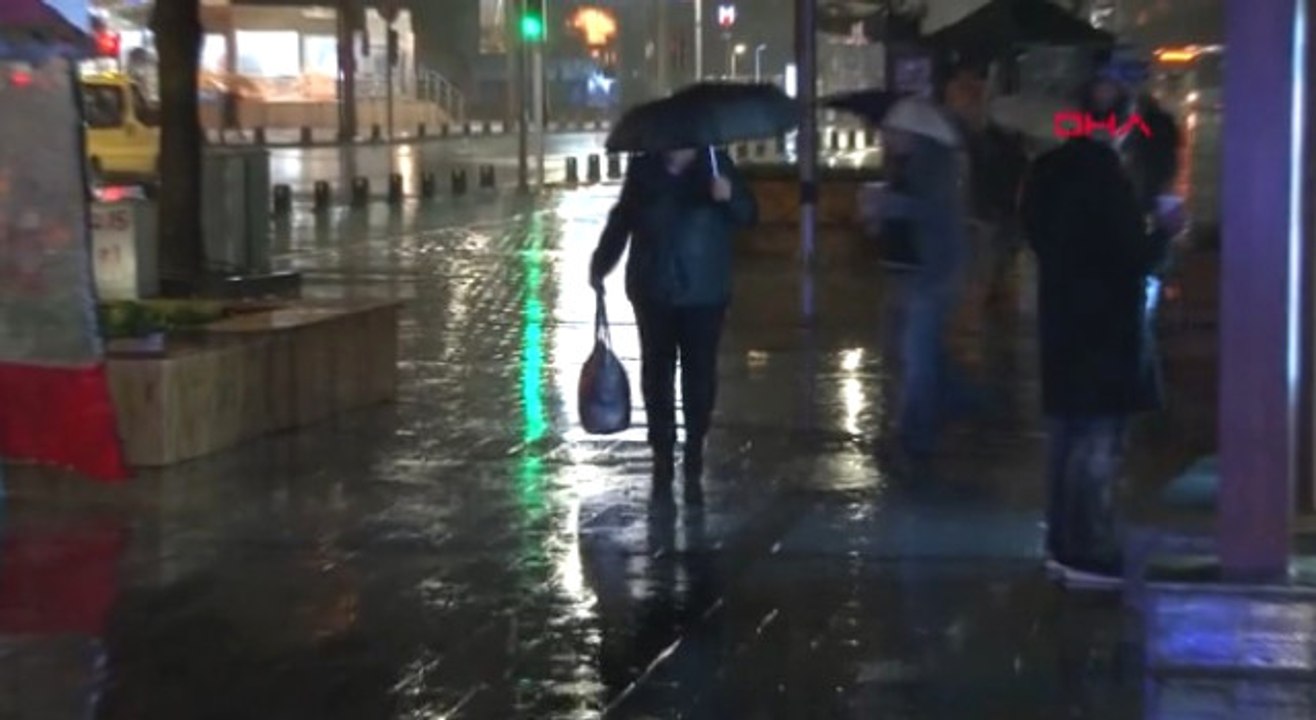 Kış Yüzünü Gösterdi, İstanbul, Ankara ve Adana Sağanak Yağışa, Van Kara Teslim Oldu