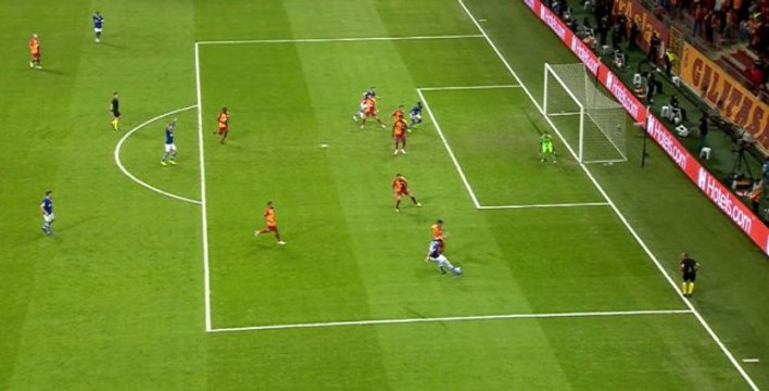 Galatasaray-Schalke Maçının Hakemi Benoit Bastien, Yardımcısının Uyarısıyla Embolo'nun Attığı Golü İptal Etti