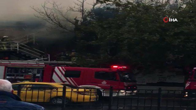Beyoğlu Tarlabaşı'nda iki katlı binada yangın çıktı. Yangın yerine çok sayıda itfaiye ekibi gönderildi.
