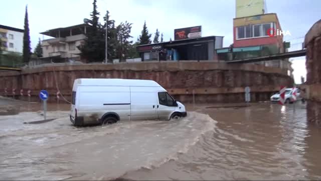 Alt Geçit Çalışmalarının Durdurulduğu Bölgeyi Yağmur Vurdu... Yollar Göle Döndü
