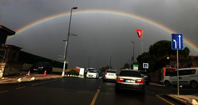 İstanbul'da Yağmurun Ardından Çıkan Gökkuşağı, Görenleri Hayran Bıraktı