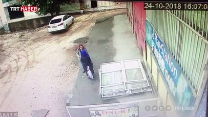 Kaldırım çöktü, doktor ve hemşire göçüğe böyle düştü