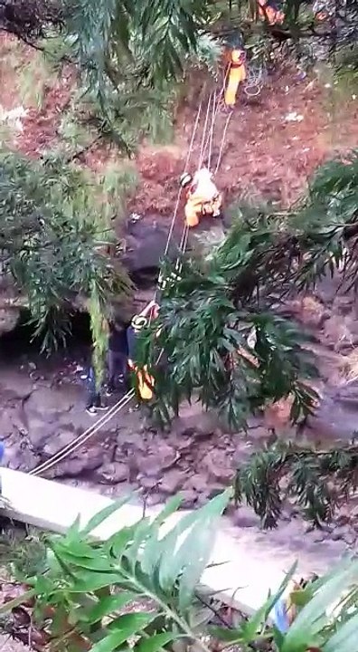 Rescatadas cuatro personas por la crecida del agua en un barranco de Santa Cruz
