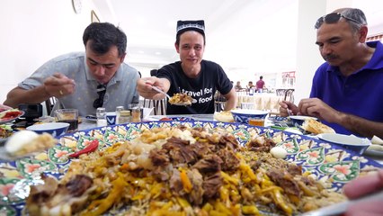 Video herunterladen: Uzbek Food Tour in Samarkand - GIANT PLATTER and 21 METER Kebab Grill in Uzbekistan!